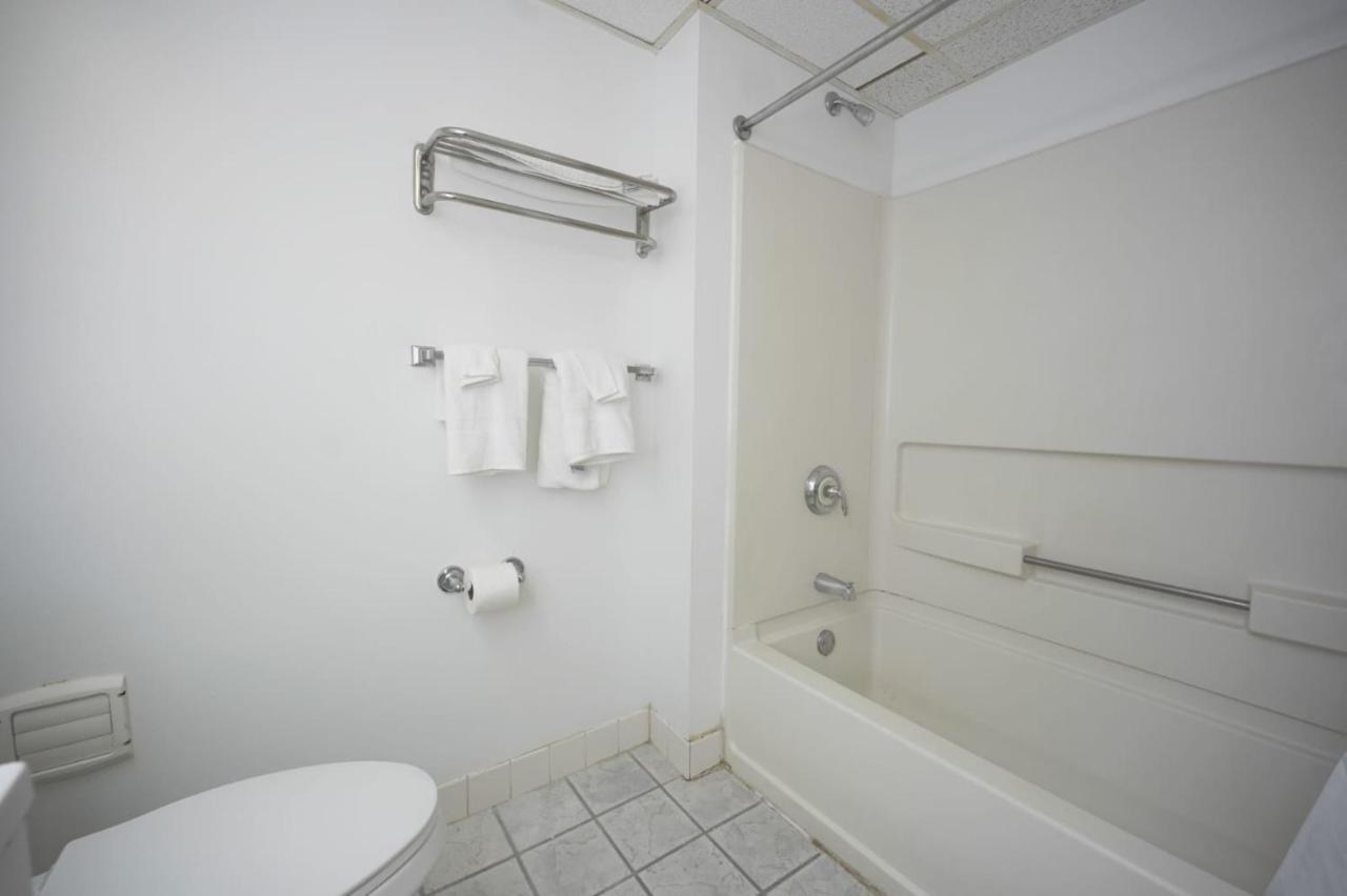 Greenwoods Inn & Suites Berlin ภายนอก รูปภาพ